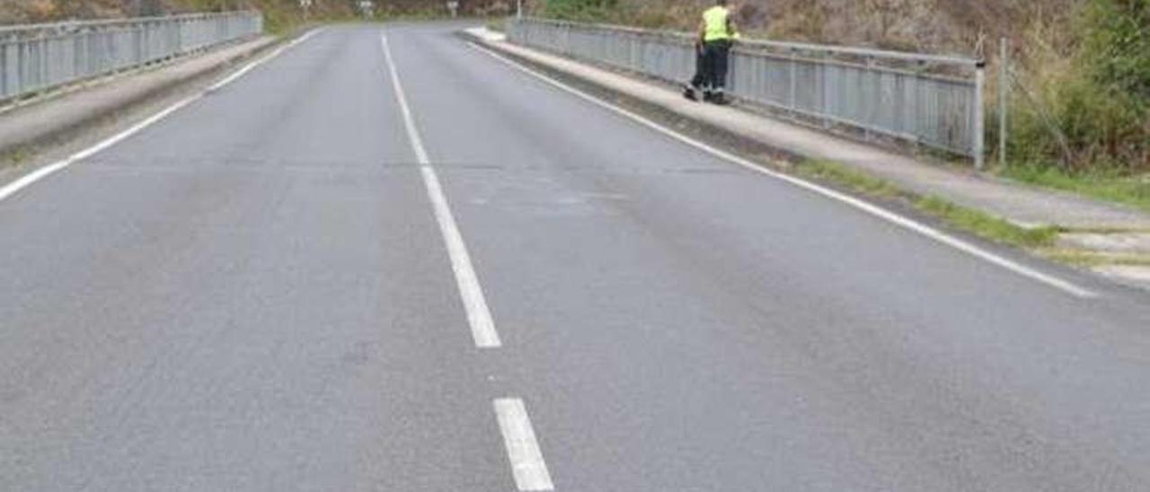 Guardias de Tráfico, en el puente donde tiraron los objetos. // GC