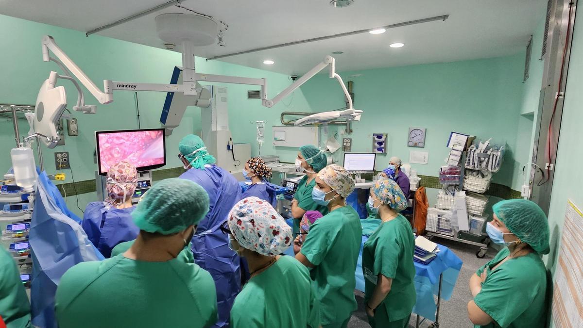 La primera operación con la nueva técnica fue muy seguida por los profesionales en el Hospital General de Elche