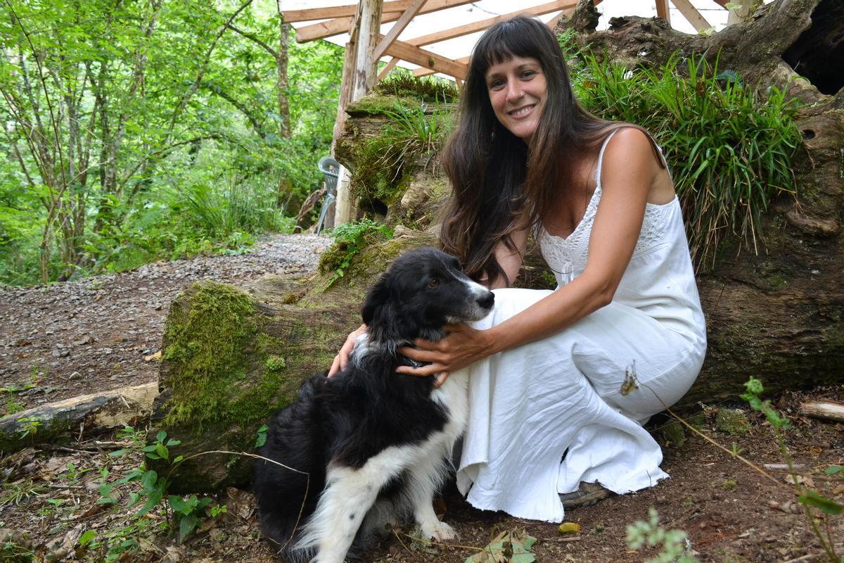 Celia Serrano con su perra, en un rincón de Cabranes por donde suele pasear con ella.