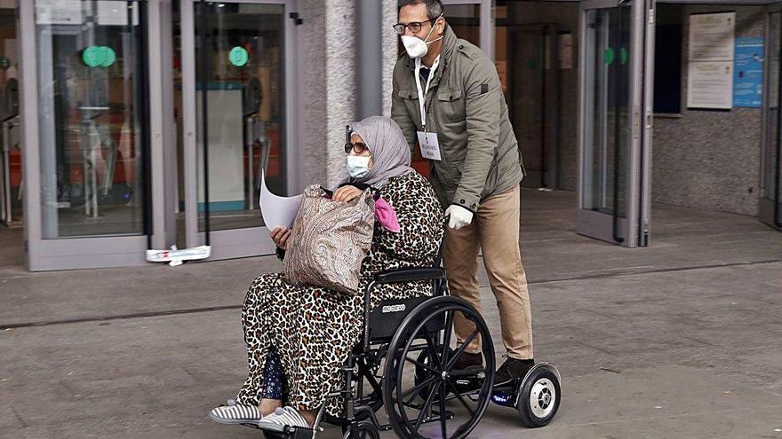 Una paciente abandona el hospital de campaña de Ifema tras recibir el alta, ayer en Madrid.