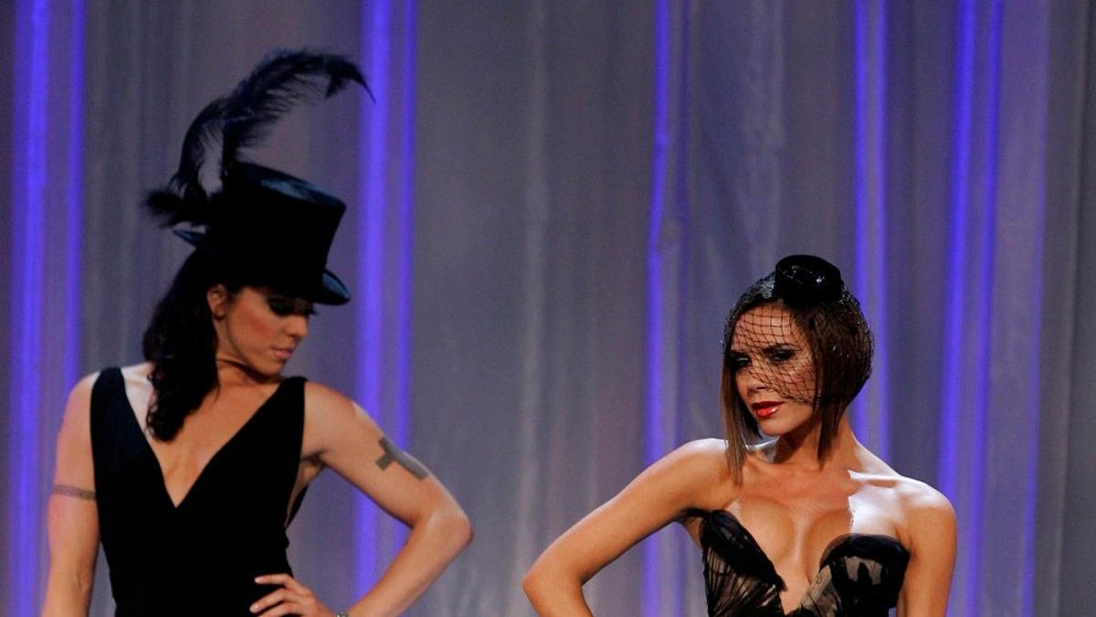 Mel C y Victoria Beckham en el desfile de Victoria's Secret en 2007