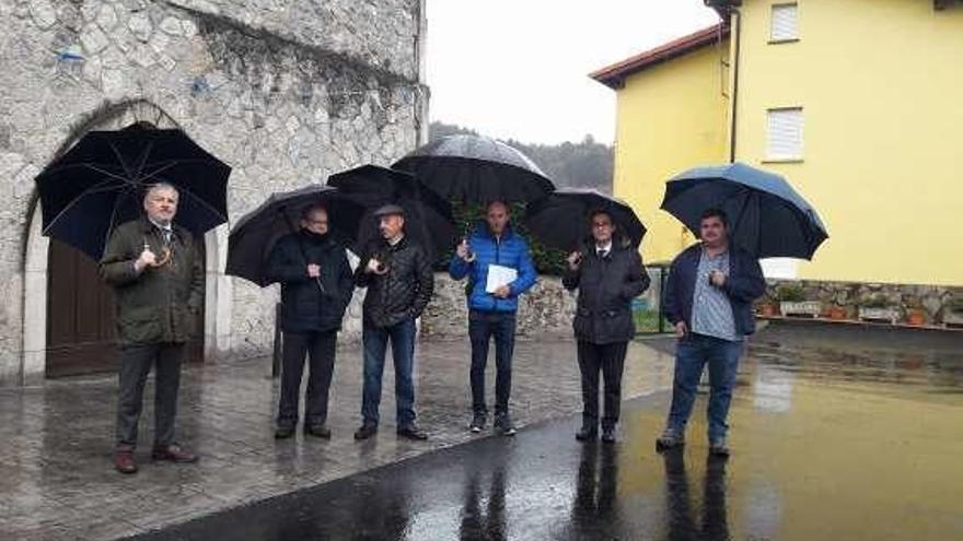 El alcalde de Ribadedeva, Jesús Bordás (segundo por la derecha), y varios técnicos, ayer, visitando la zona.