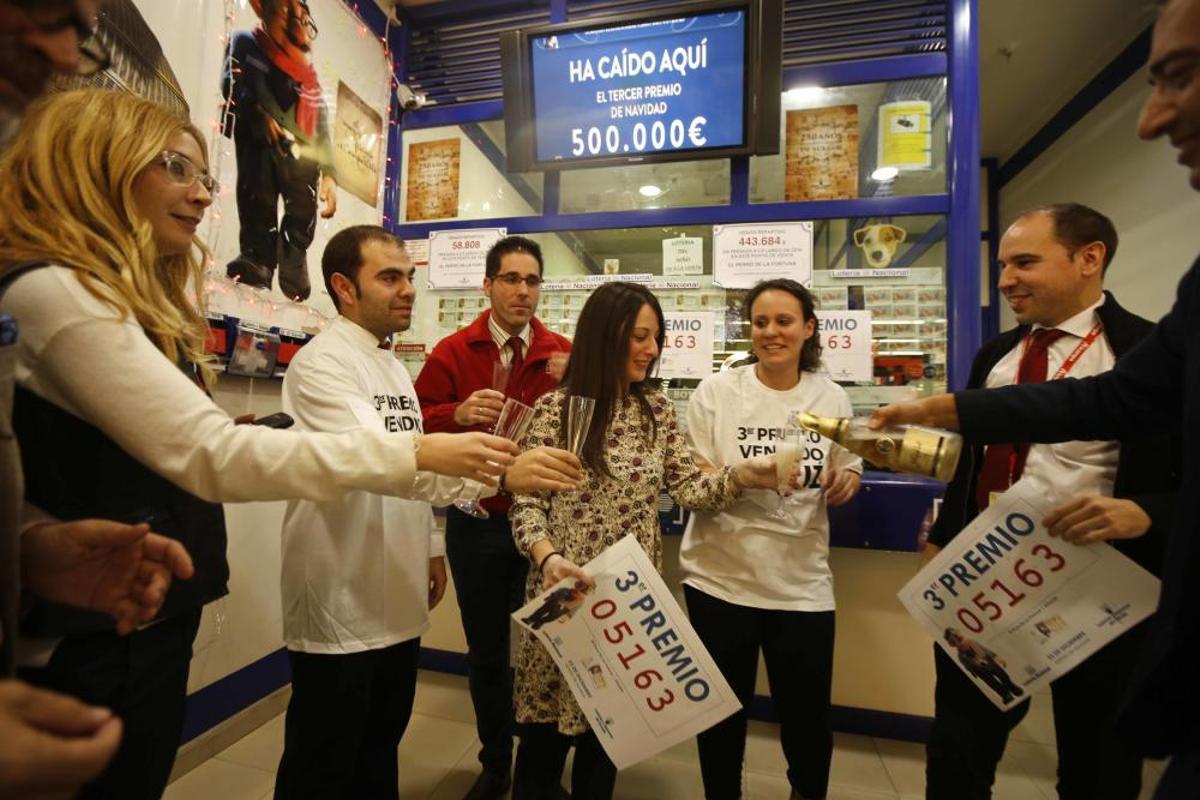 Los agraciados en el Sorteo de la Lotería celebran