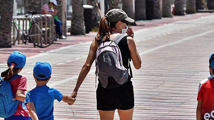 Una mare passeja amb els seus fills durant l&#039;estat d&#039;alarma a Almeria