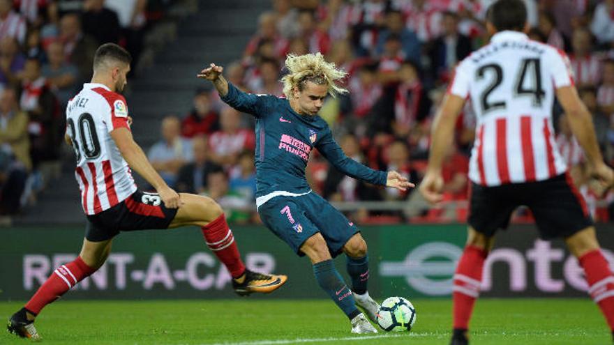 Griezmann, que asistió en los dos goles, dispara ante Núñez y Balenziaga.