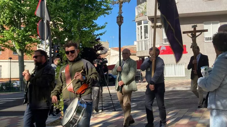 Los pendones vuelven a bailar un año más en honor de las virgenes