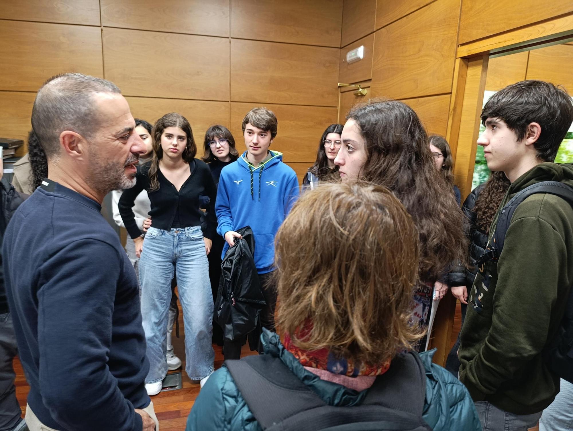 La visita de la Banda de Música del Conservatorio de Sabadell al Ayuntamiento de Siero, en imágenes