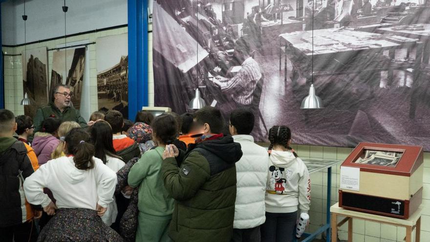 Visita a la muestra de los alumnos del colegio zamorano