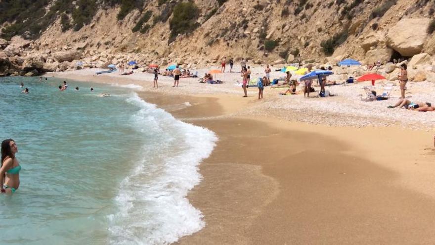 Media cala de Ambolo de Xàbia es ahora de arena dorada