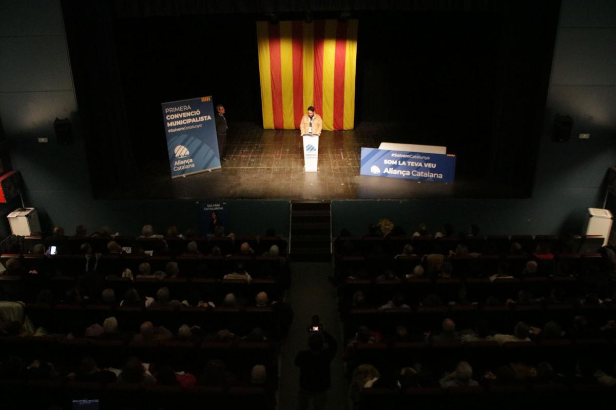 Pla general del Teatre Comptal de Ripoll, durant la primera convenció municipalista d'Aliança Catalana