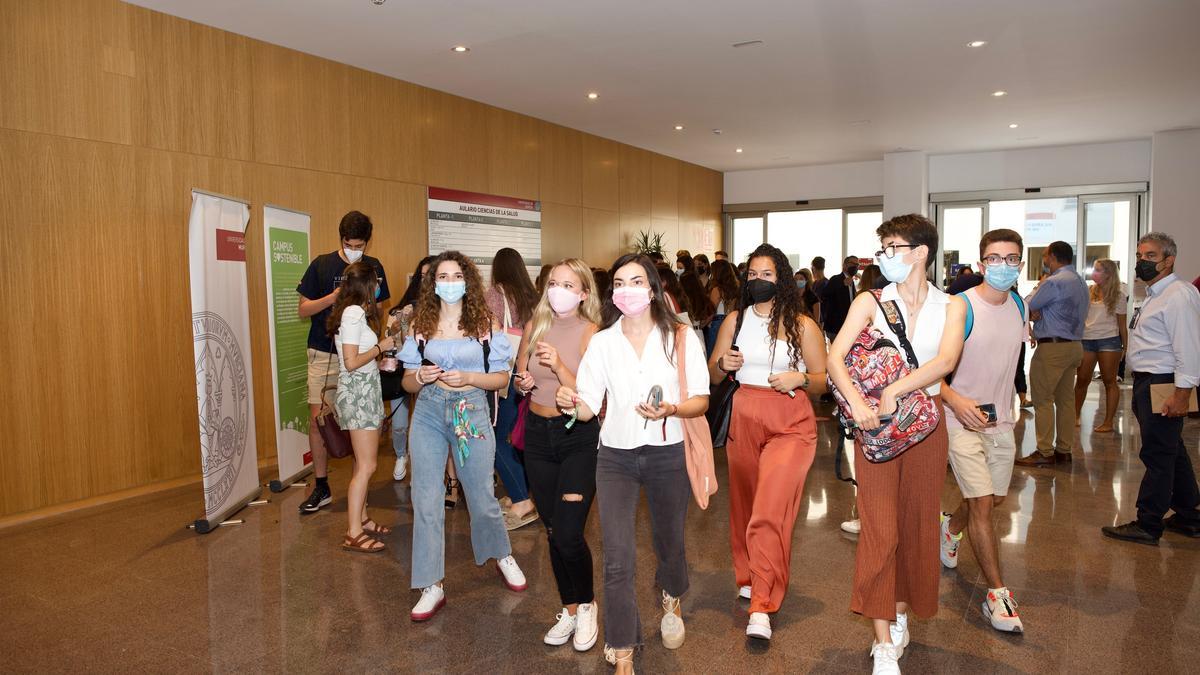 Alumnos en el nuevo campus.