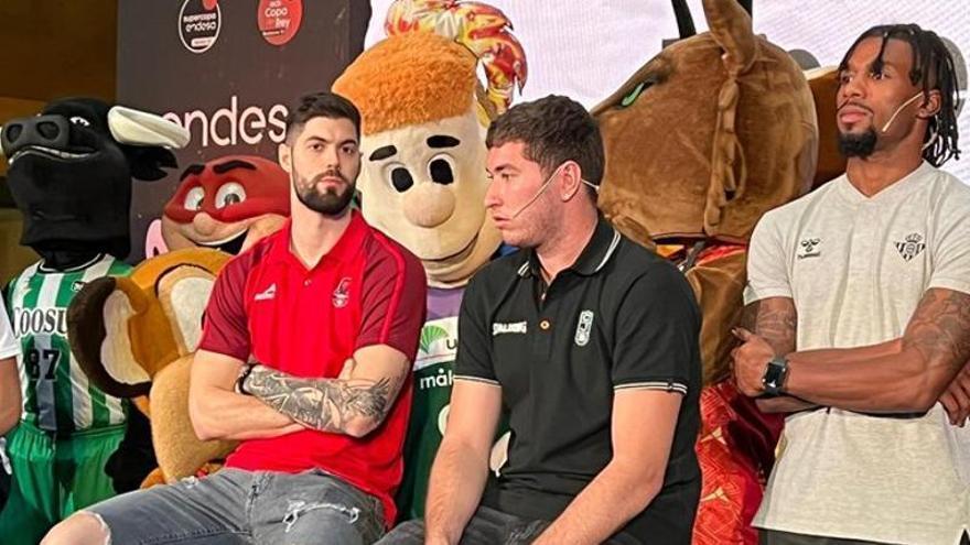 Santi Yusta, junto a Joel Parra y Shannon Evans, durante la presentación de la Liga Endesa.