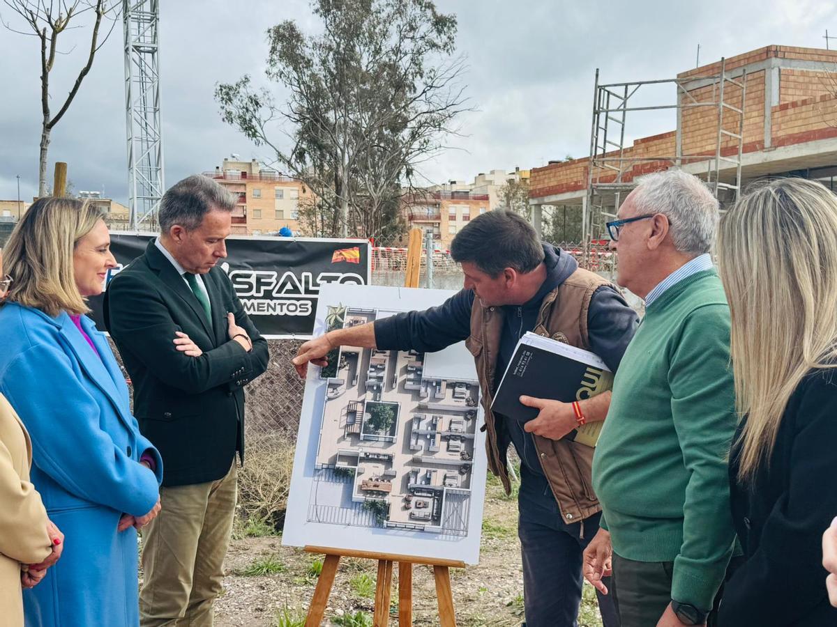 Un técnico explica los pormenores del proyecto durante la visita a las obras.