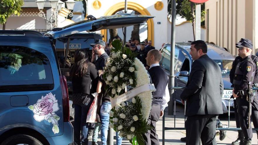 Momentos en los que llegaron los restos de Julen al funeral.