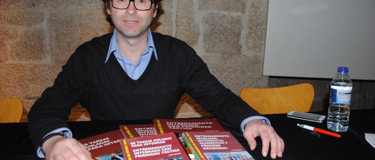 Julio Mougán, con sus libros. E. Á