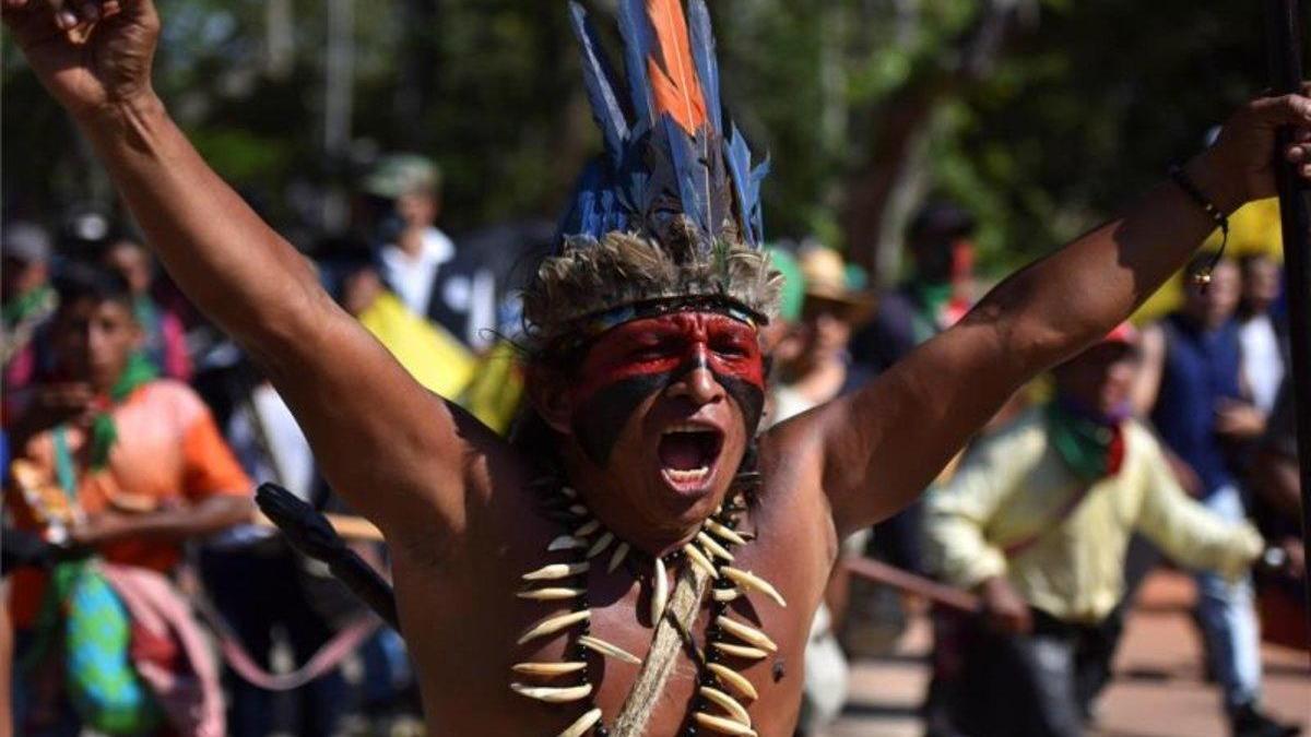 Indígenas en Colombia exigen respeto de sus derechos y de sus tierras