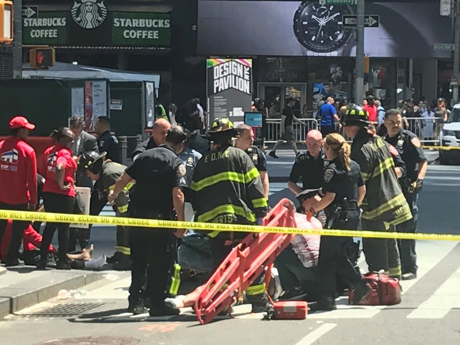 Un coche atropella a una multitud en Times Square