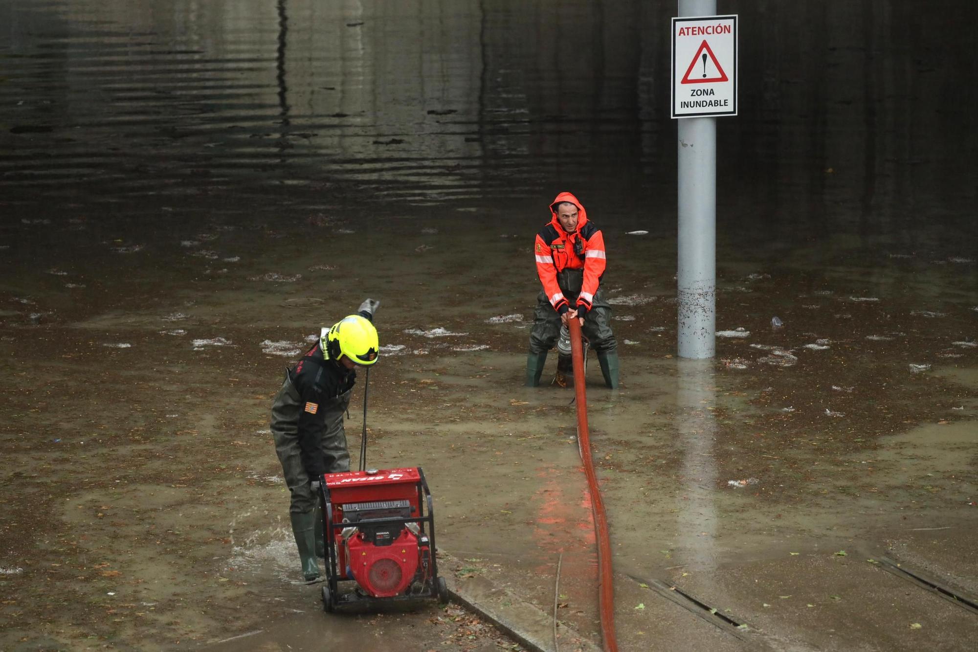 En imágenes I La lluvia anega varias calles de Zaragoza y obliga a intervenir a los bomberos