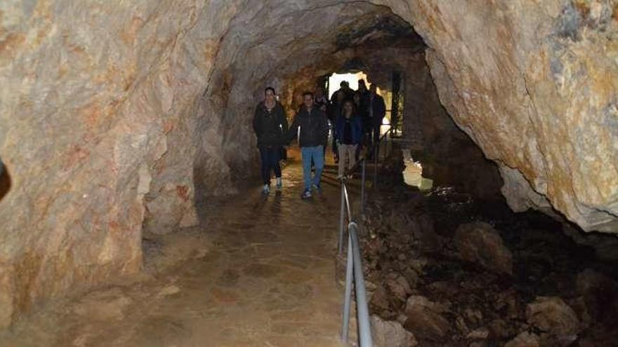 La cueva de Tito Bustillo, con el río San Miguel a la derecha.