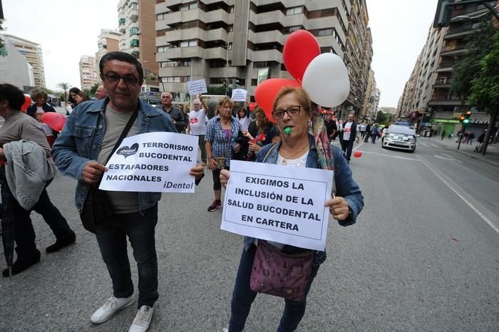 Manifestación de afectados por el cierre de iDenta