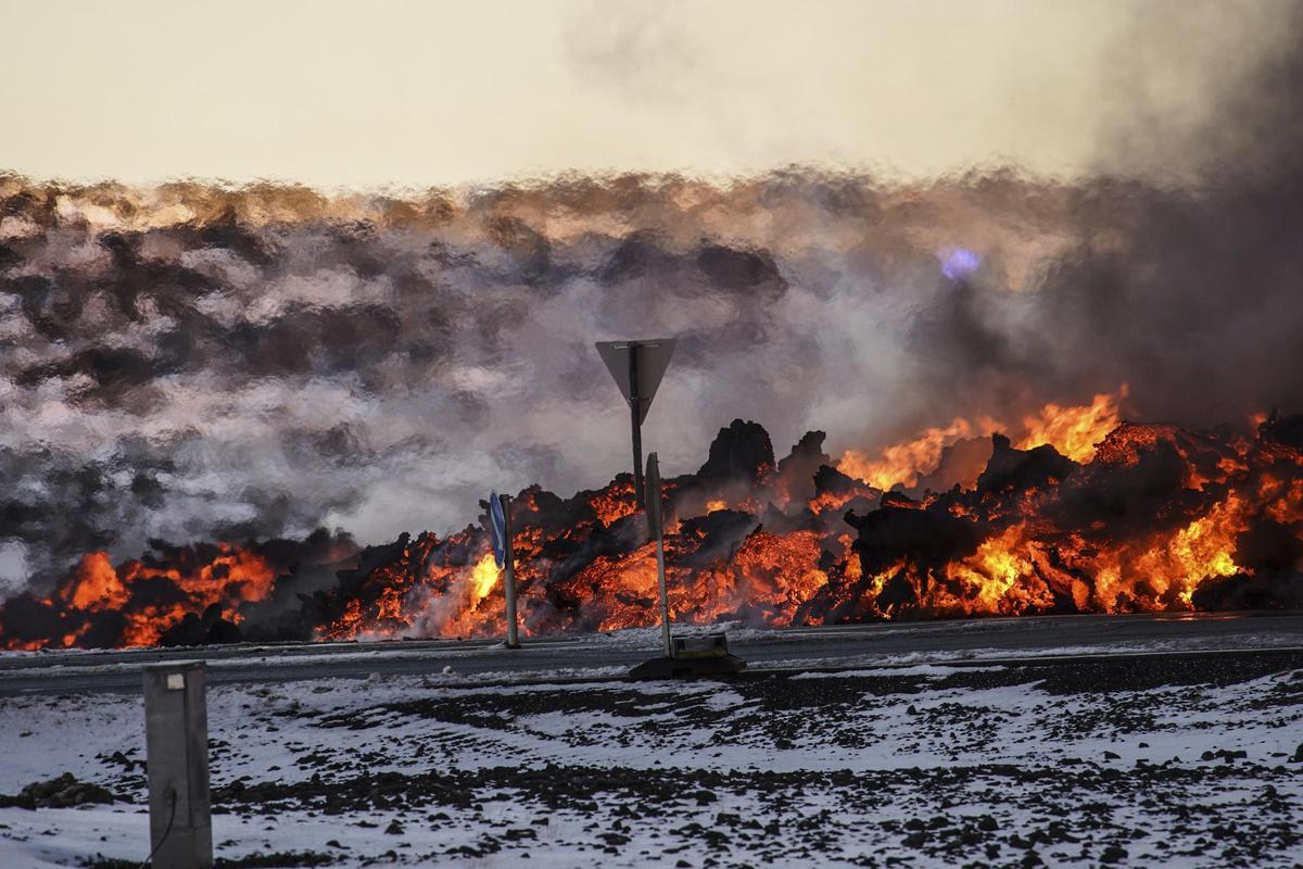 Una erupción volcánica irrumpe al oeste de Islandia