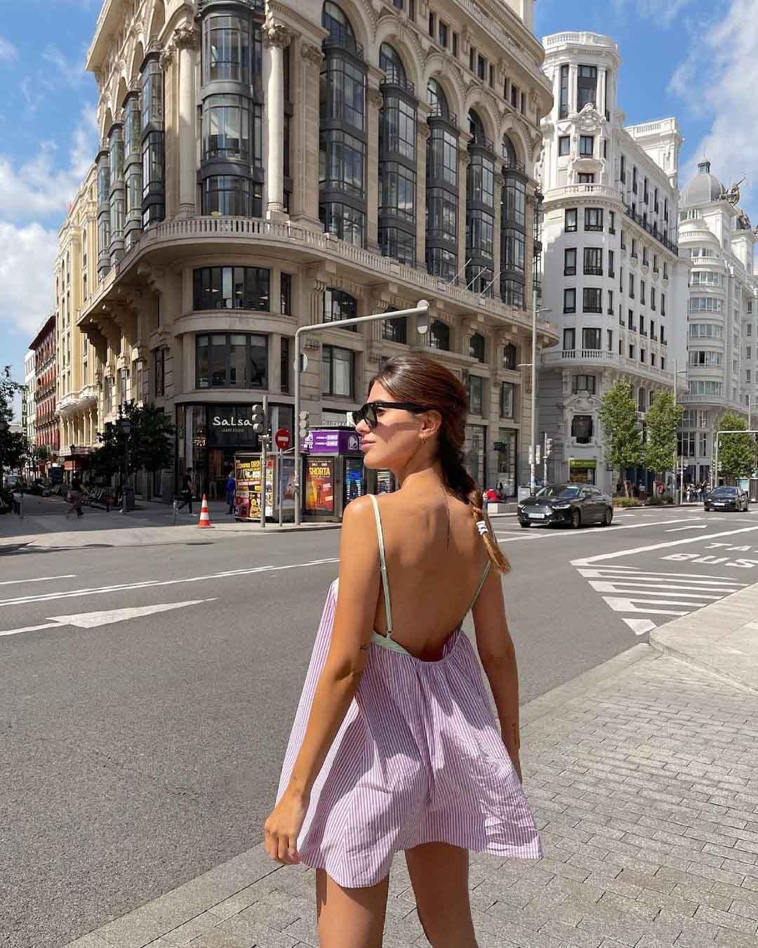 Mery Turiel, con minivestido a rayas y tirantes de Pull&Bear, por la Gran Vía de Madrid