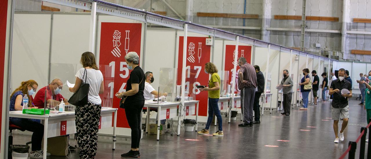 Actividad en el &quot;vacunódromo&quot; de Ciudad de la Luz, en Alicante.