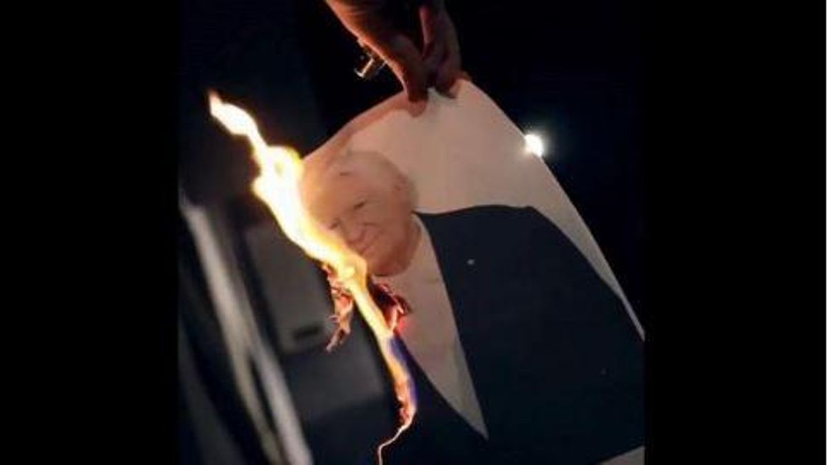 Ein Foto von Iberostar-Chef Miquel Fluxá verbrannten die Aktivisten ebenfalls.