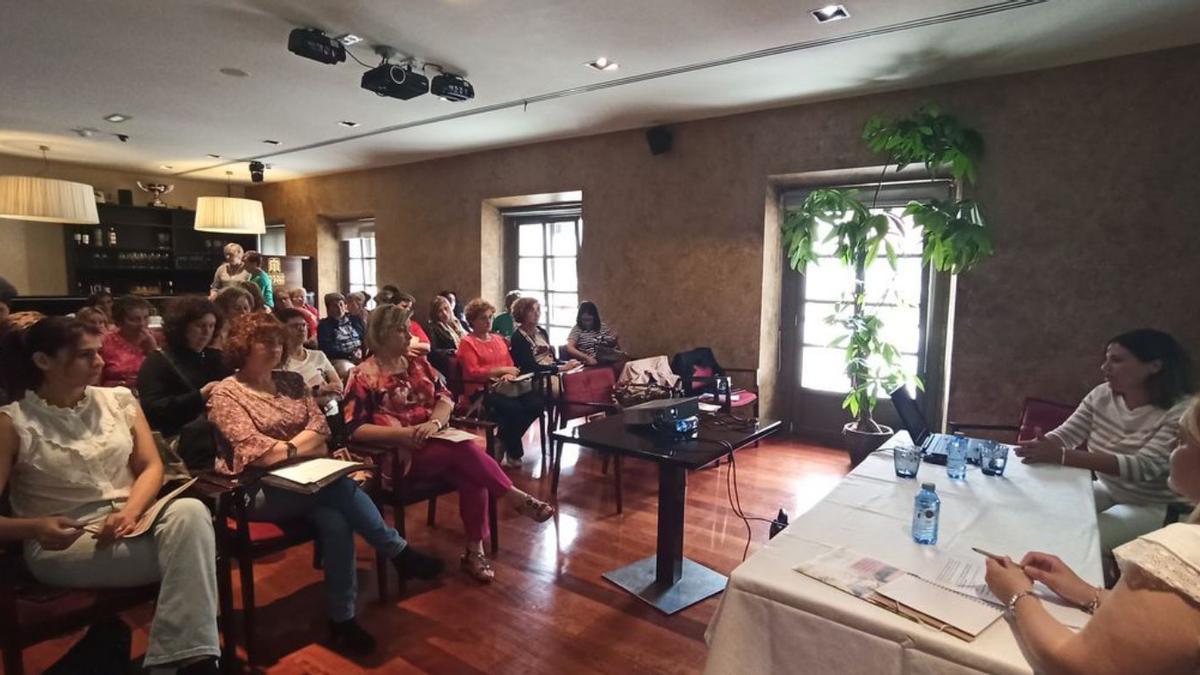 Las mujeres rurales debaten sobre el futuro en Tineo | S. ARIAS