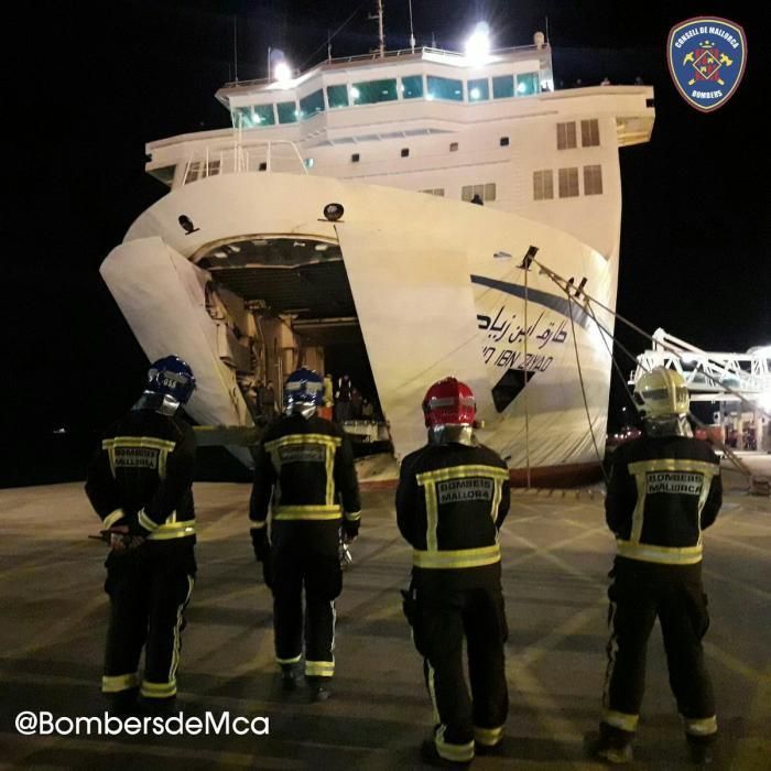 Fähre legt nach einem Brand in Port d'Alcúdia an