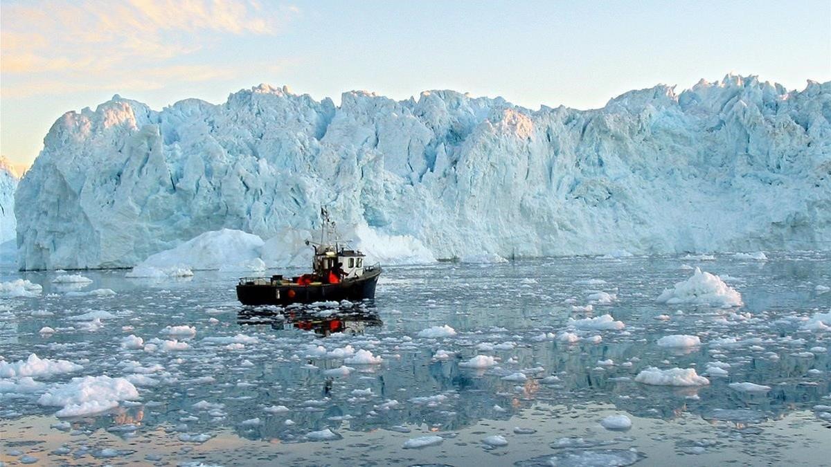 zentauroepp2268067 a fishing boat cruises in the ilulissat fjord  on greenland 200202230355