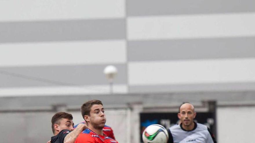 Pelayo presiona a Natan en su intento de controlar el balón.