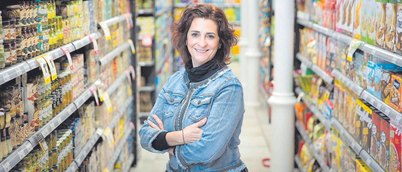 Anna Sorli en el supermercado que el grupo tiene en la calle València de Barcelona.