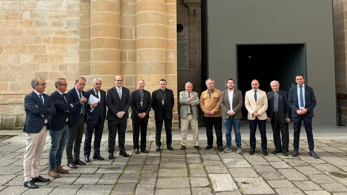 El obispo de Zamora acompañado de responsables de entidades implicadas en la muestra EsperanZa de Las Edades del Hombre.