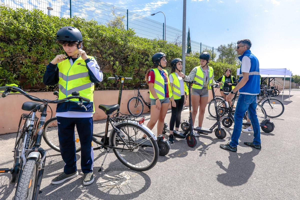 A los chicos se les ha enseñado las normas para circular en bicicleta o patinete