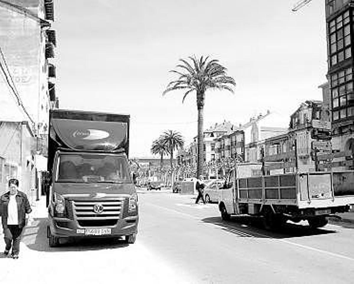 Un camión descargando, ayer, en una de las aceras de la travesía de Navia.