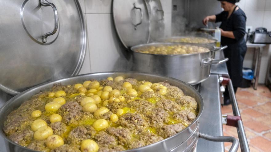 El restaurante La Caña presume en Daya Vieja de platos caseros rebosantes de sabor y tradición