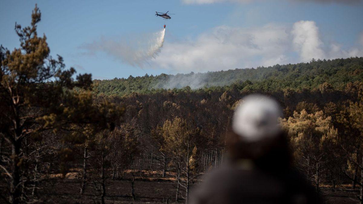 Un helicóptero actúa para prevenir la reactivación del fuego.