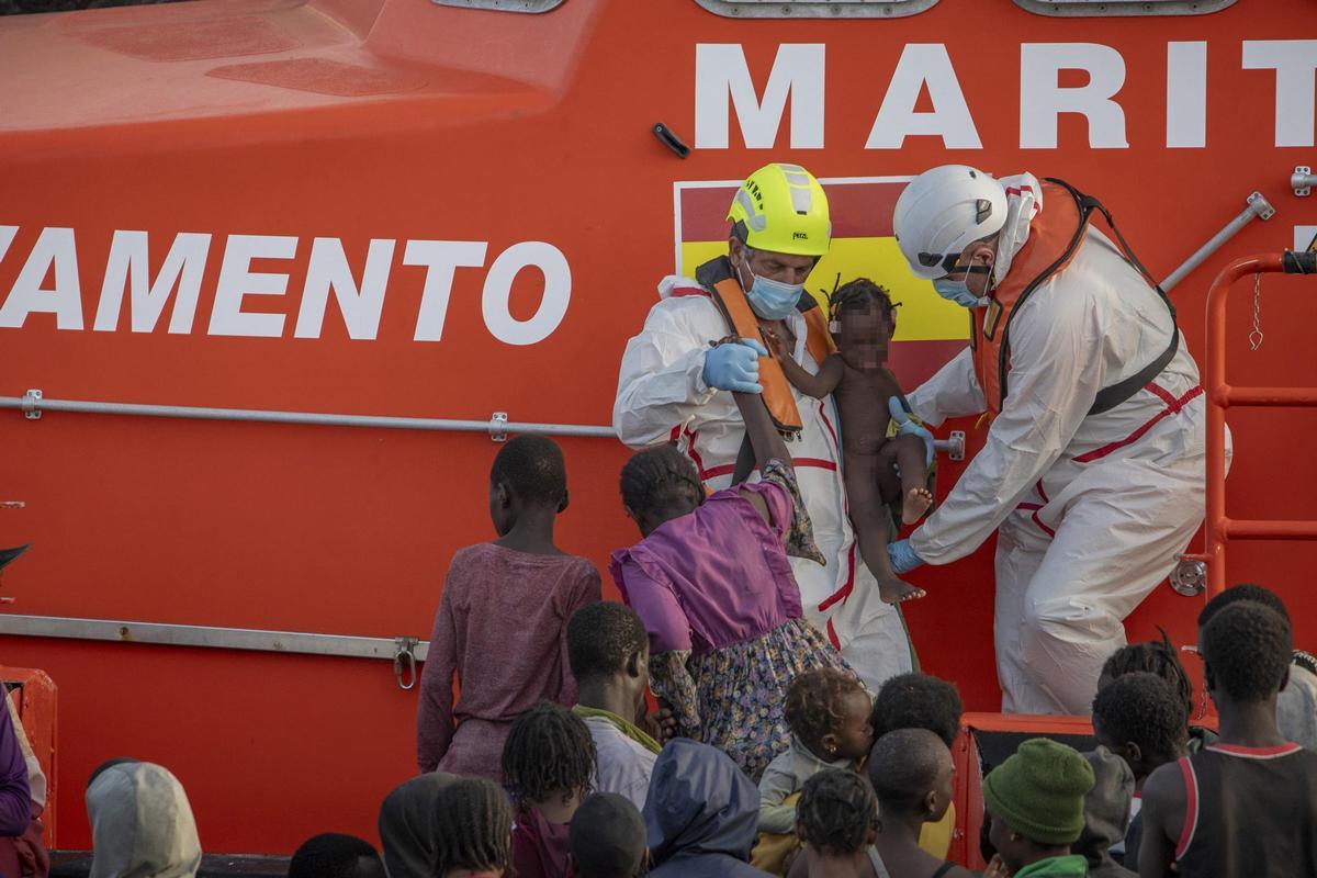 Personal de Salvamento Maritimo rescata a un bebé cerca puerto de La Restinga.
