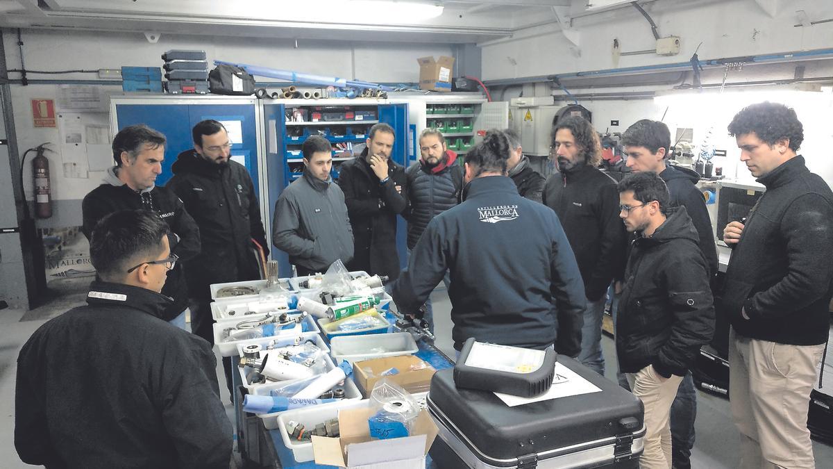 Visita de la promoción de 2019 al taller de hidráulica de Astilleros de Mallorca.