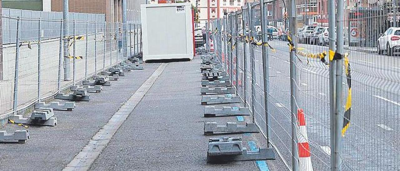 La zona de aparcamientos vallada en la avenida de Pablo Iglesias, cerca del colegio Corazón de María. | Marcos León