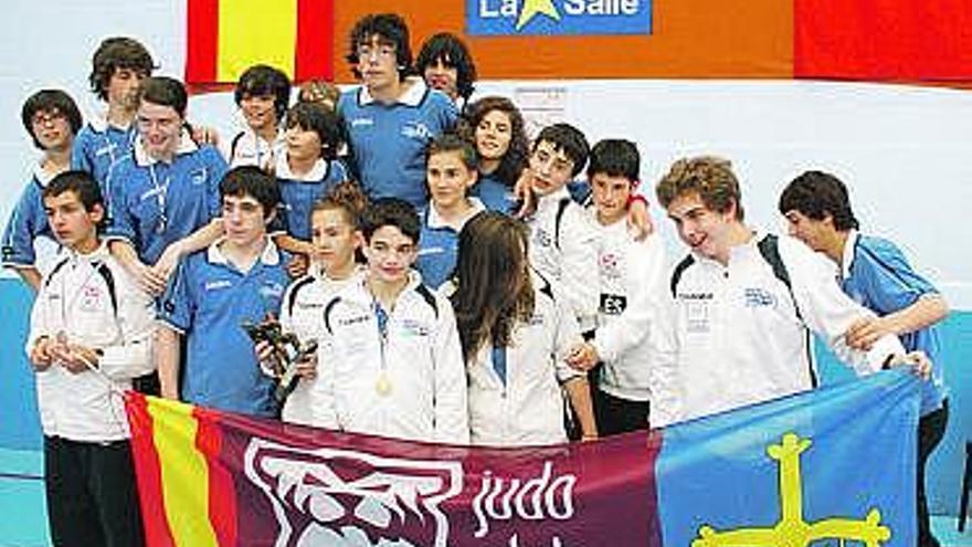 Los judocas del Avilés que participaron en el Internacional de Santander.