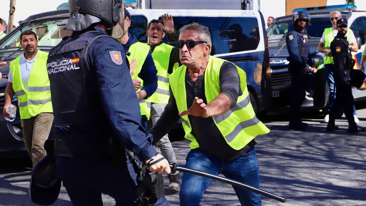 Un agricultor se enfrenta a agentes de la Policía Nacional en Córdoba.