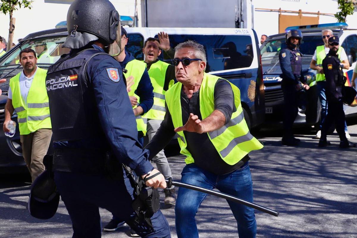 Un agricultor se enfrenta a agentes de la Policía Nacional en Córdoba.