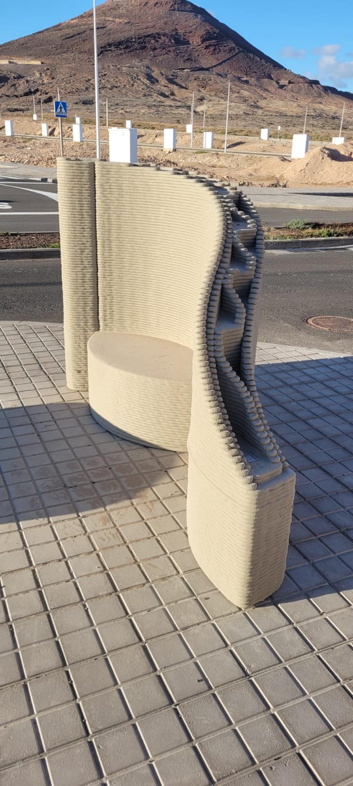 Banco con jardinera instalado en el Paseo del Faro de Arinaga