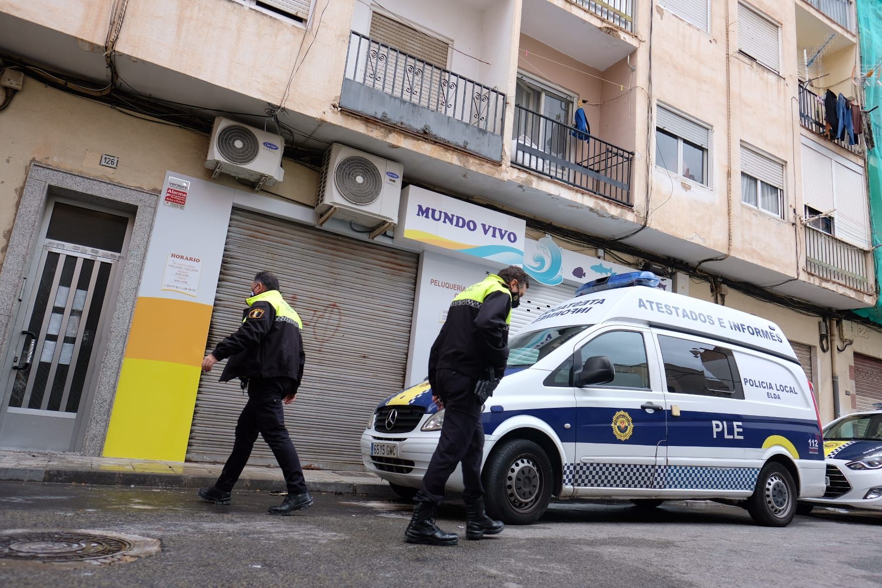 Arde una vivienda en el barrio Nueva Fraternidad de Elda