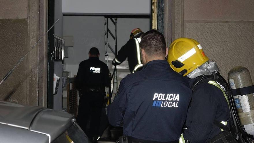 Bomberos y policías locales, ayer, en la fuga de gas.