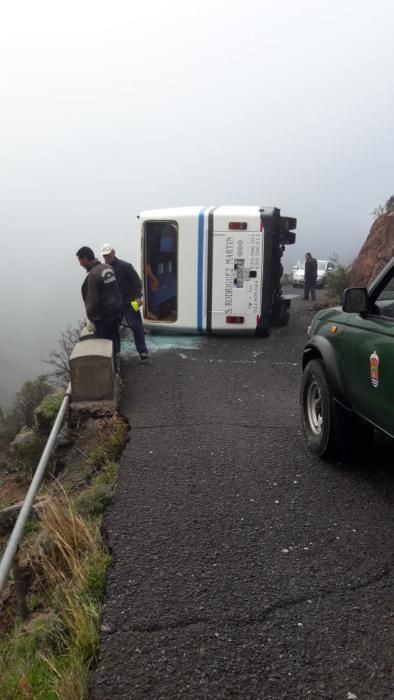 Varios turistas resultan heridos al volcar una guagua en La Gomera