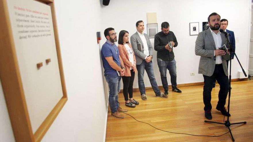 Rafael Cuiña se dirige a los presentes, ayer, en la clausura de la Bienal Pintor Laxeiro. // Bernabé/Luismy