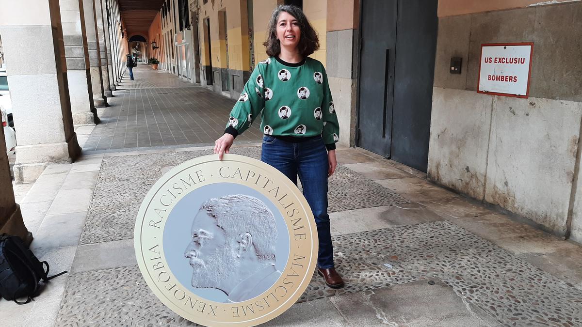 Neus Truyol con la moneda con las caras de Feijoo y Abascal.